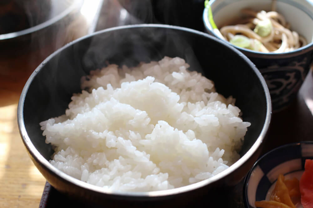 お米の旨さが際立つ、炊き立てほかほかのご飯